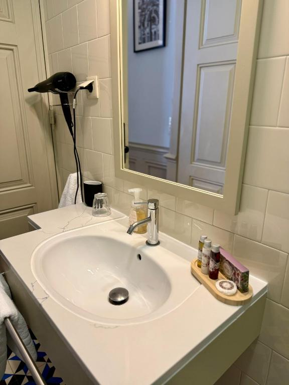 Lavatório e amenities preparados para o hóspede