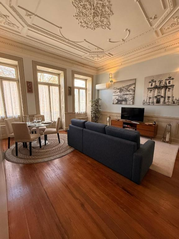 Sala de estar de apartamento gerido pela Critério Aparece, Porto